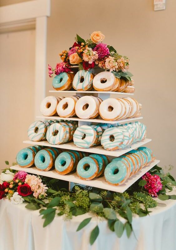 Top 10 Untraditional Wedding Cakes featured image